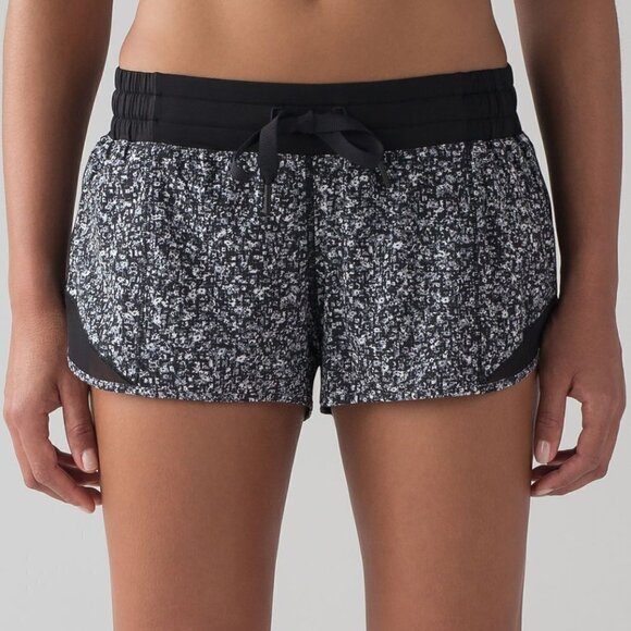 Lululemon Hotty Hot Short (2 1/2" ) - Picture 2 of 14